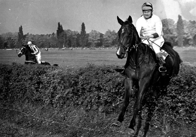 Britský amatér Christopher Collins v roce 1973 vyhrál Velkou pardubickou s hnědákem Stephen's Society a postaral se tak doma na ostrovech o senzaci prvního řádu.