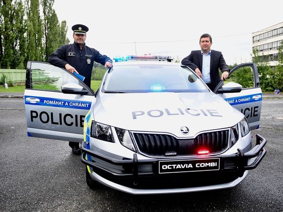 Ministr vnitra Jan Hamáček, policejní prezident Jan Švejdar a nově vysoutěžený vůz pro Policii ČR.