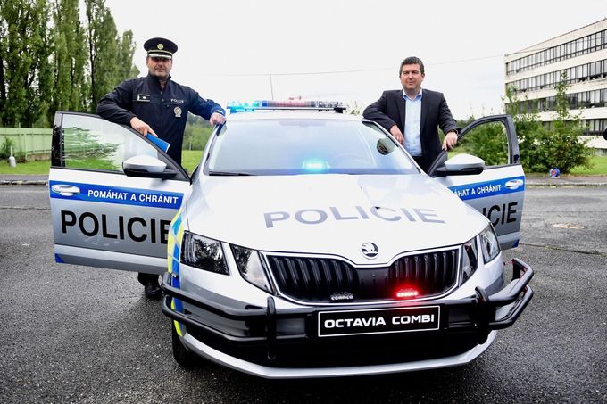 Ministr vnitra Jan Hamáček, policejní prezident Jan Švejdar a nově vysoutěžený vůz pro Policii ČR.