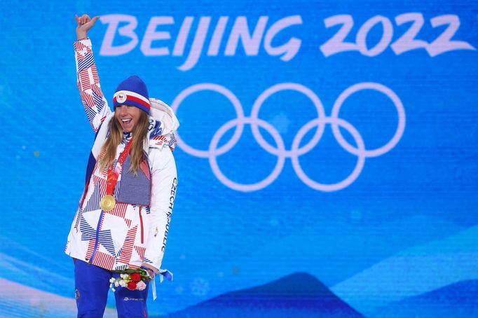 Ester Ledecká se zlatou medailí za paralelní obří slalom v Pekingu 2022