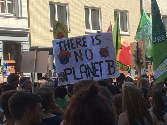 "Žádná planeta B není," upozorňovali lidé na demonstraci.