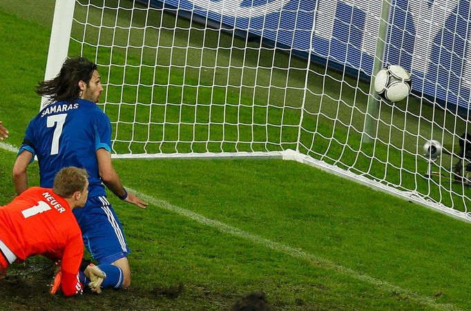 Jorgos Samaras střílí gól během utkání Německo - Řecko ve čtvrtfinále Eura 2012.