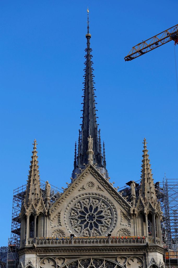 Detail na nejvyšší bod monumentální stavby.