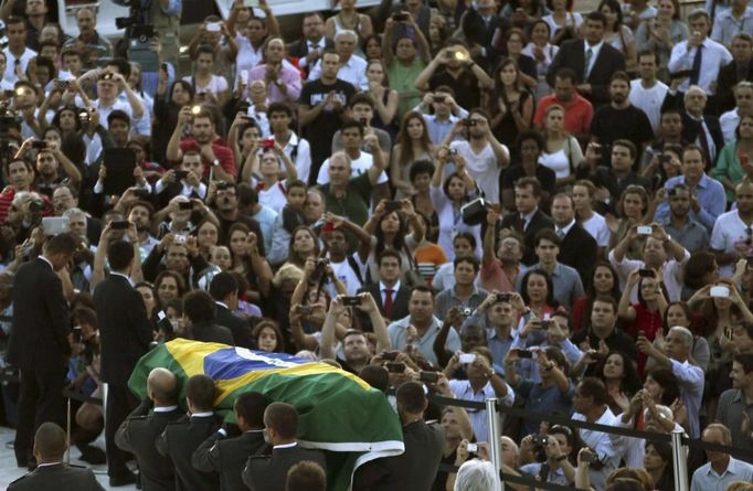 The coffin of architect Oscar Niemeyer leaves the Planalto Palace in Brasilia December 6, 2012. Niemeyer, a towering patriarch of modern architecture who shaped the look of modern Brazil and whose inventive, curved designs left their mark on cities worldwide, died late on Wednesday. He was 104. Niemeyer had been battling kidney and stomach ailments in a Rio de Janeiro hospital since early November. His death was the result of a lung infection developed this week, the hospital said, little more than a week before he would have turned 105. REUTERS/Paulo Whitaker (BRAZIL - Tags: SOCIETY OBITUARY) Published: Pro. 6, 2012, 10:22 odp.