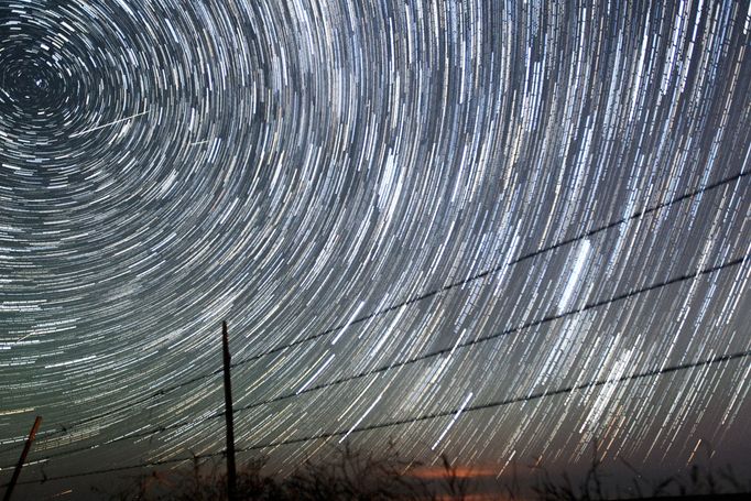 Umělecky zachycený roj Perseidů.