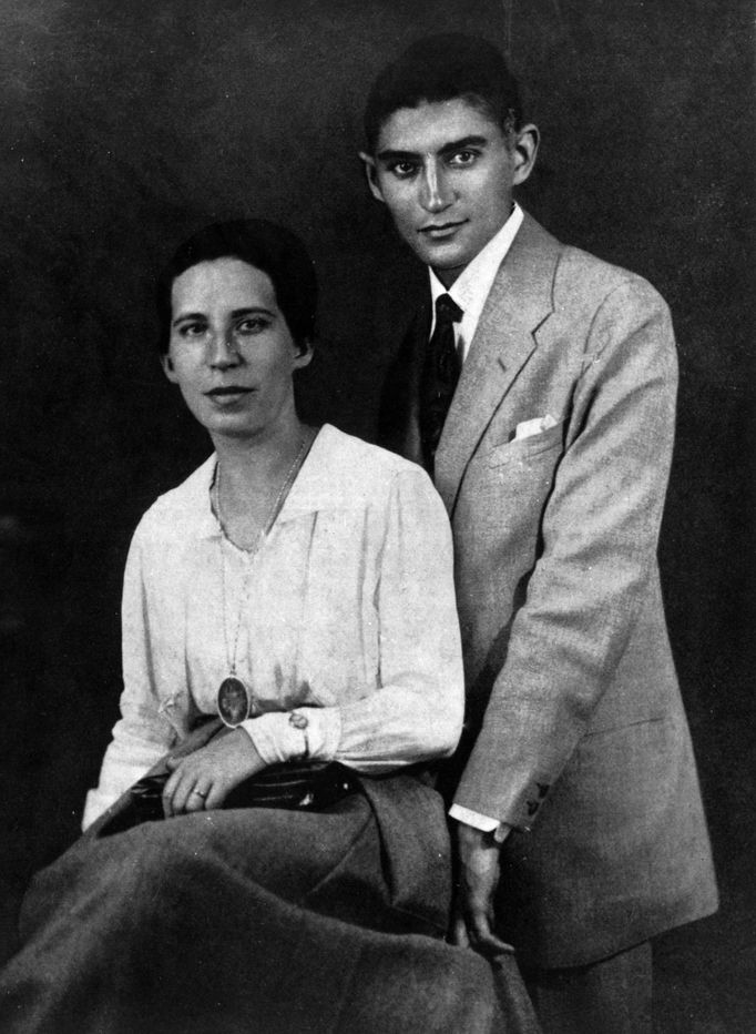 Franz Kafka na jediném snímku se svou snoubenkou Felicí Bauerovou.