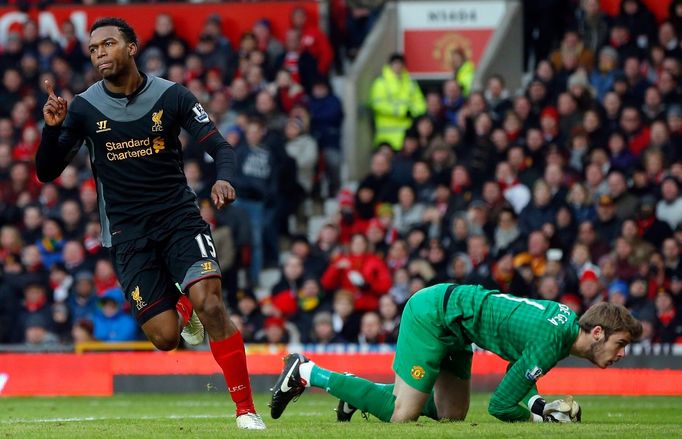 Nadšený Daniel Sturridge (vlevo) a zklamaný brankář David de Gea.