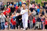 Geraldine McCannová běží s olympijskou pochodní podél budovy parlamentu v Belfastu