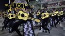 Revellers of the uniao da ilha Uniao da Ilha samba school participate on the first night of the annual Carnival parade in Rio de Janeiro's Sambadrome, February 11, 2013. REUTERS/Sergio Moraes (BRAZIL - Tags: SOCIETY) Published: Úno. 11, 2013, 5:24 dop.