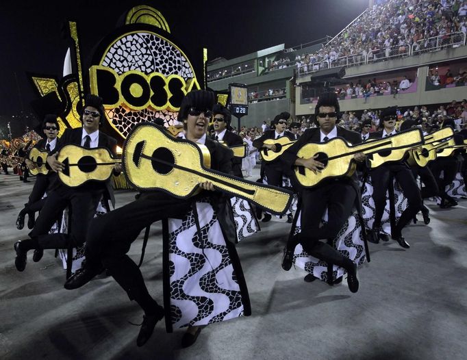 Revellers of the uniao da ilha Uniao da Ilha samba school participate on the first night of the annual Carnival parade in Rio de Janeiro's Sambadrome, February 11, 2013. REUTERS/Sergio Moraes (BRAZIL - Tags: SOCIETY) Published: Úno. 11, 2013, 5:24 dop.