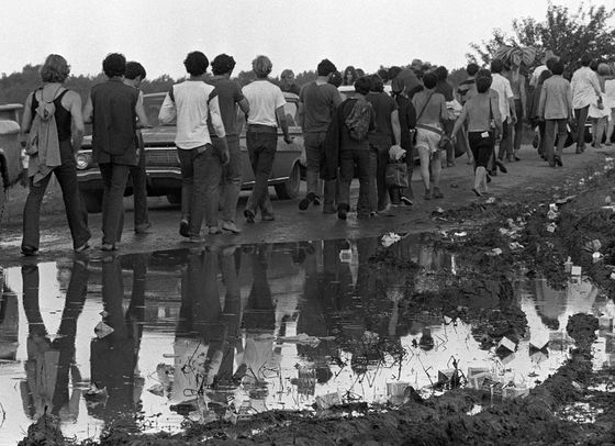 Bláto a odpadky po návštěvnících festivalu Woodstock v roce 1969.