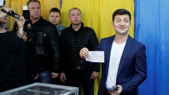 Zelenskyj porušil při hlasování zákon, ukázal volební lístek