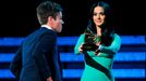 Katy Perry předala Grammy pro objev roku Natu Ruessovi z kapely fun.