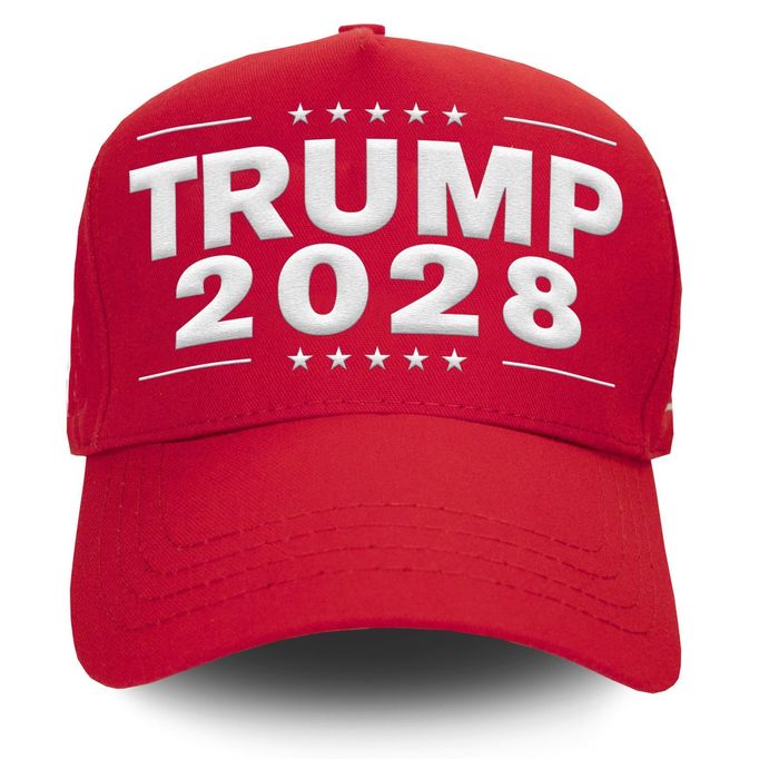 Kšiltovka s nápisem Trump 2028, jenž odkazuje na zájem současného šéfa Bílého domu usilovat o třetí funkční období, je k mání v eshopu trumpstore.com za 50 dolarů.