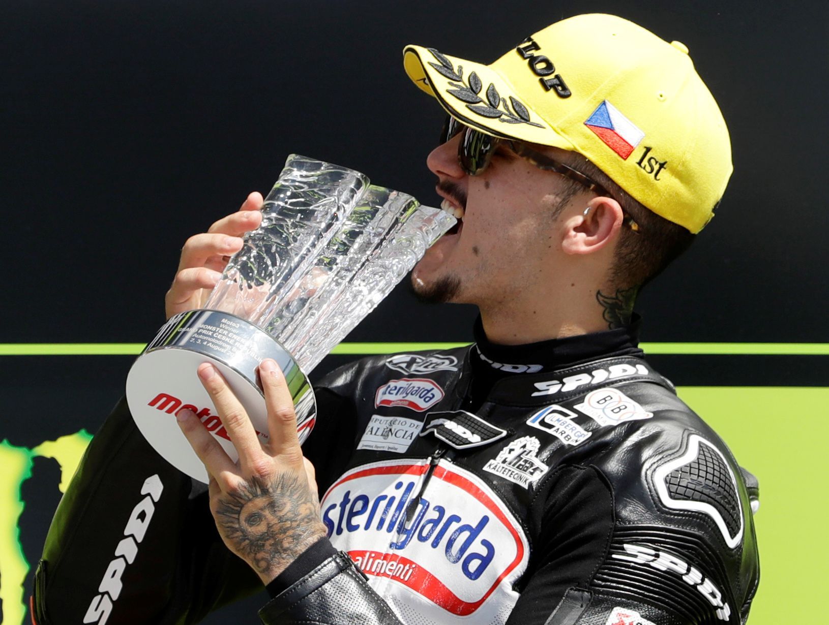 Aron Canet slaví vítězství ve Velké ceně ČR třídy Moto3 2019