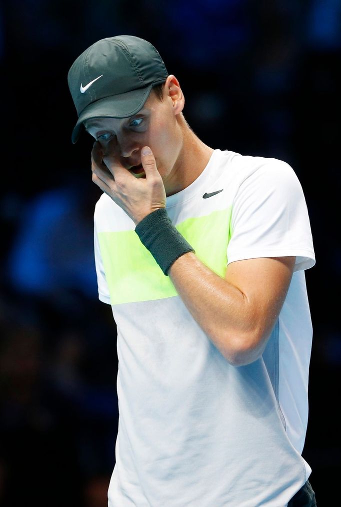 Český tenista Tomáš Berdych v utkání se Srbem Novakem Djokovičem během Turnaje mistrů 2012.