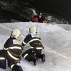 Cvičení hasičů v zamrzlé Berounce