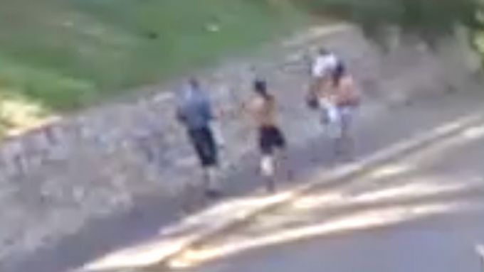 Trojice polonahých běžících mužů okradla seniora v Žatci za bílého dne. Policii se podařilo po pár týdnech všechny tři identifikovat a dopadnout.