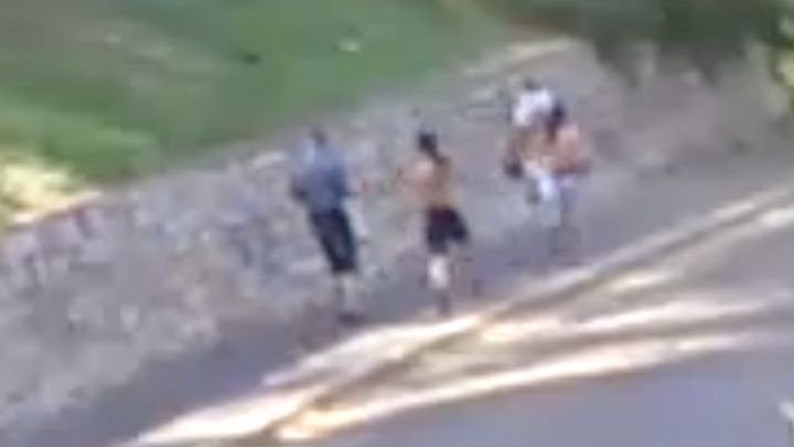 "Nejdu do basy, ne?" Trojice polonahých mužů okradla seniora, vše zachytila kamera; Zdroj foto: KŘP Ústeckého kraje Policie ČR