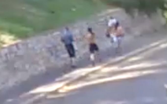 Trojice polonahých běžících mužů přepadla seniora v Žatci za bílého dne, vše zachytily kamery. Policie dopadla všechny tři pachatele, zveřejnila video.