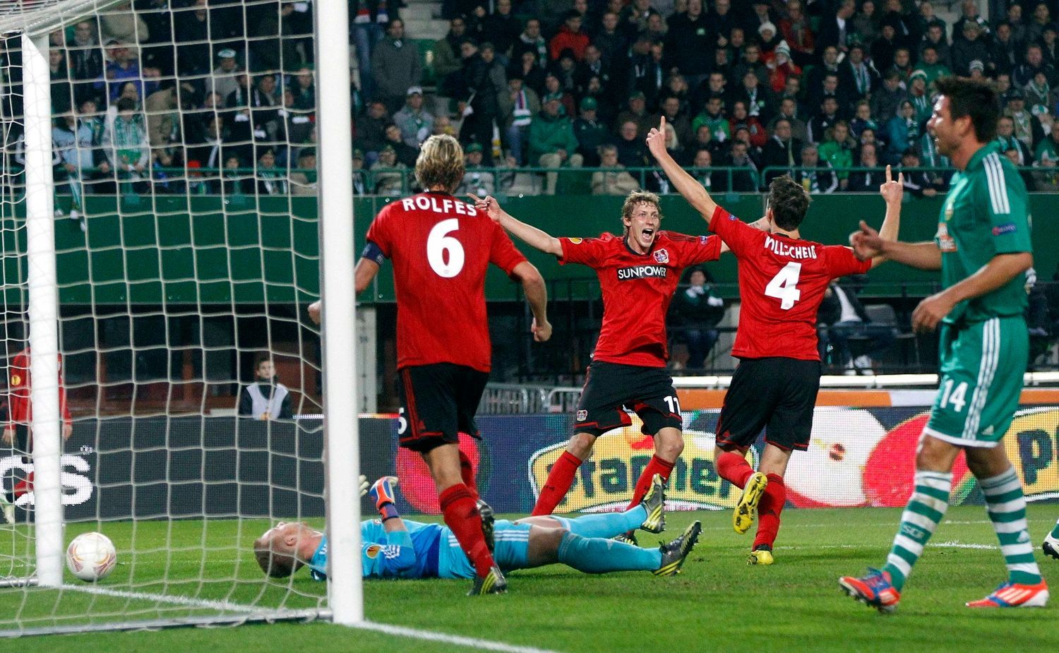 Fotbalisté Bayeru Leverkusen slaví gól proti Rapidu Vídeň v utkání Evropské ligy 2012/13.