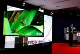 Woo Paik (šéf LG Electronics) premiérově představuje ultratenkou obrazovku s technologiemi LED a LCD, která na šířku měří pouhých 6.9 mm.