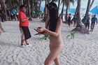 Žena v bikinách pobouřila Filipínce, policie jí dala za odvážné plavky pokutu