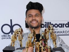 The Weeknd (na snímku s cenami Billboard) novou desku představí 1. listopadu v pražské O2 areně, předskakovat mu budou hiphopové duo 88Glam a zpěvačka Sabrina Claudio.