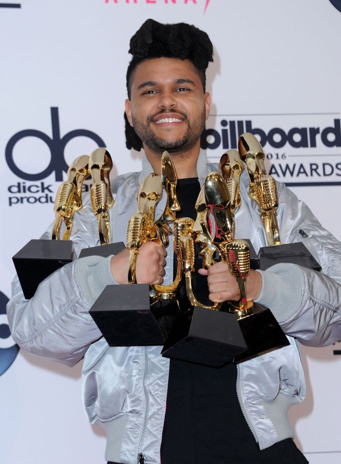 The Weeknd (na snímku s cenami Billboard) novou desku představí 1. listopadu v pražské O2 areně, předskakovat mu budou hiphopové duo 88Glam a zpěvačka Sabrina Claudio.