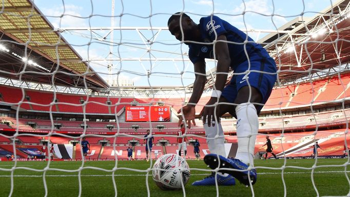 Antonio Rudiger loví třetí míč v síti Manchesteru