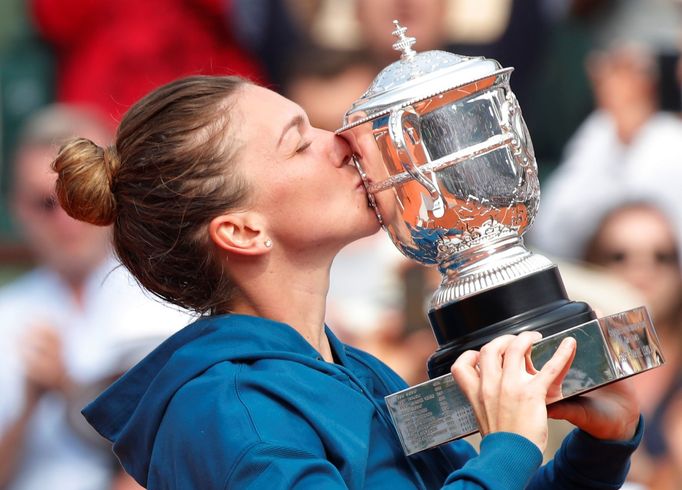 Simona Halepová se raduje po zisku prvního grandslamového titulu v kariéře. V Paříži na French Open 2018 porazila ve finále Sloane Stephensovou.