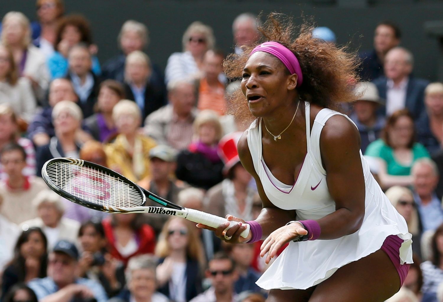 Americká tenistka Serena Williamsová ve finále Wimbledonu 2012 v utkání s Polkou Agnieszkou Radwaňskou.