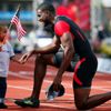 Sprinter Justin Gatlin slaví vítězství v závodu na 100 metrů během americké kvalifikace v Eugene 2012 se synem Jaceem.