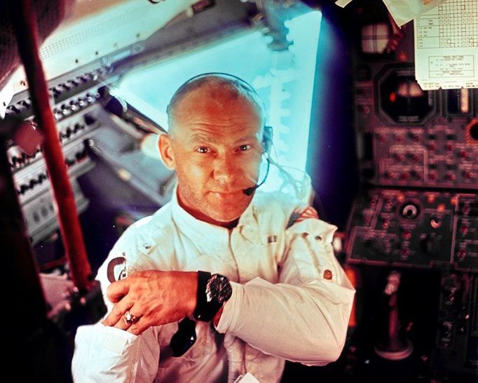 Dobový snímek: Astronaut Edwin "Buzz" Aldrin během manévru doprovázejícího přistání na Měsíc. 20. 7. 1969