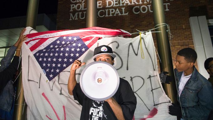 Demonstranti před budovou policejního velitelství ve Fergusonu.