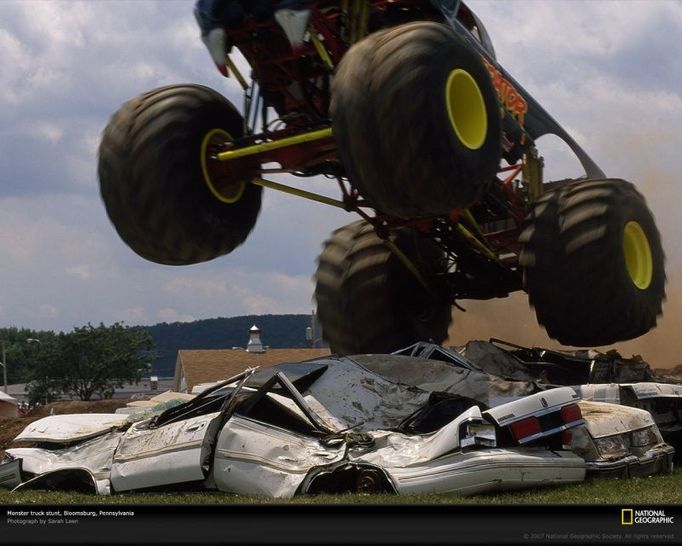 "Das Überauto". Monstertruck je v USA výnosným křížencem mezi sportem a estrádní show.