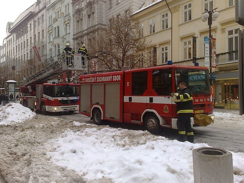 Po kalamitě přišlo oteplení. A těžký sníh padá ze střech