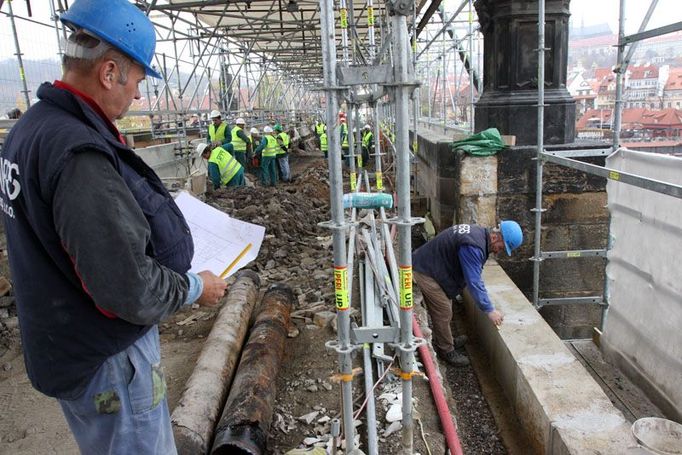 Nové pískovcové kvádry nejsou tesány, ale řezány na jednotnou šířku 40 cm