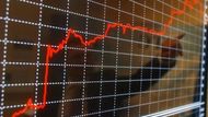 MOSKVA (Rusko) - Diagram znázorňuje růst akcií ruského plynárenského gigantu Gazprom 13. ledna na burze v Moskvě. Tržní kapitalizace Gazpromu se už předešlého dne dostala nad 200 miliard dolarů.