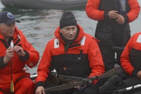 Obrazem: Putin střílí z kuše po velrybách