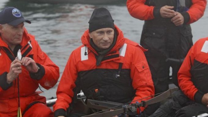 Obrazem: Putin střílí z kuše po velrybách