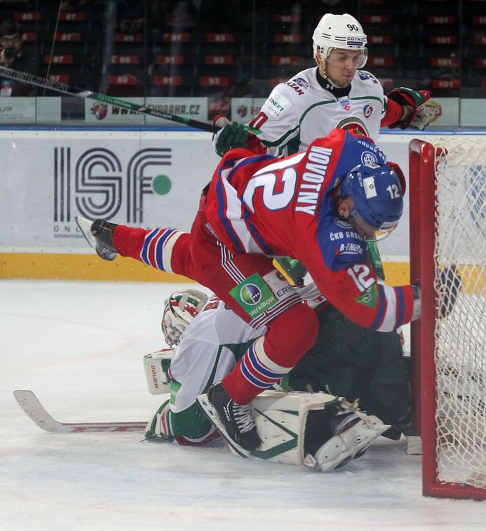 Hokej, KHL, Lev Praha - Kazaň: Jiří Novotný (12) - Kirill Petrov (70)