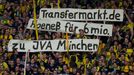 Fotbal, Bundesliga, Dortmund - Bayern Mnichov: fanoušci Dortmundu - slogan "Transfermarkt.de . Höness za šest milionů do vězení v Mnichově".