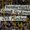 Fotbal, Bundesliga, Dortmund - Bayern Mnichov: fanoušci Dortmundu - slogan "Transfermarkt.de . Höness za šest milionů do vězení v Mnichově".