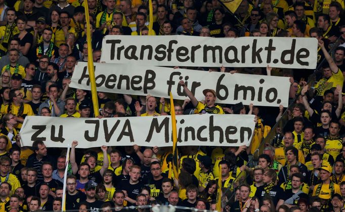 Fotbal, Bundesliga, Dortmund - Bayern Mnichov: fanoušci Dortmundu - slogan "Transfermarkt.de . Höness za šest milionů do vězení v Mnichově".