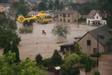 Překvapení obyvatelé zůstali doma. Záchrana pak byla možná jen vrtulníky. Čekalo se na střechách.
