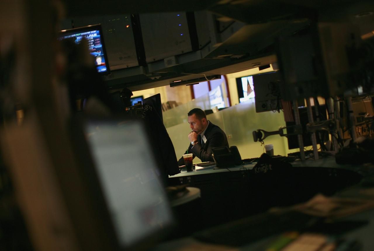 A traders works on the floor of the New York Stock Exchange June 15, 2012. REUTERS/Eric Thayer (UNITED STATES - Tags: BUSINESS) Published: Čer. 15, 2012, 3:10 odp.