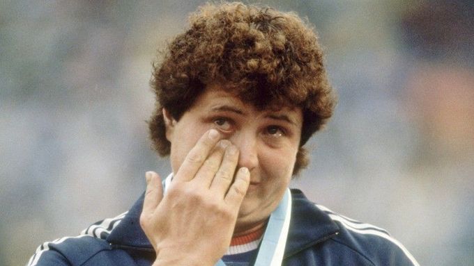 Dojatá Helena Fibingerová se zlatou medailí z vrhu koulí na MS 1983