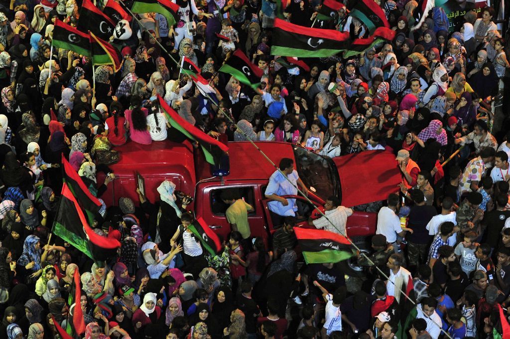 Rebelové bojují v Tripolisu, lidé slaví v Benghází