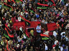 Ačkoliv se v Tripolisu stále bojuje, v Benghází už lidé oslavují pád režimu.